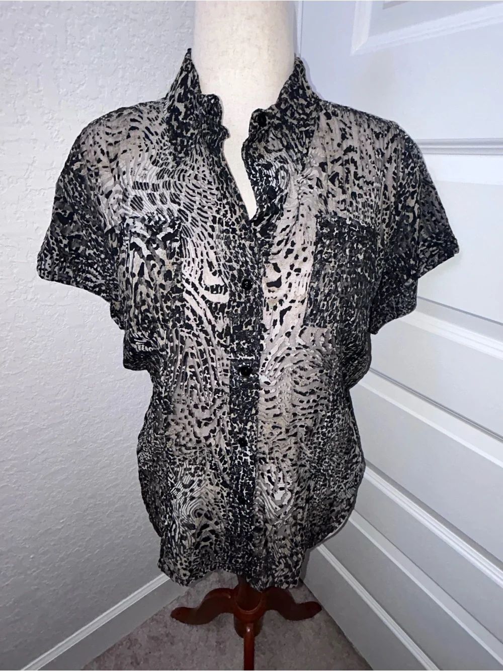 Vintage Chico’s Animal Print Burn Out Short Sleeve Button Front Blouse Shirt Top